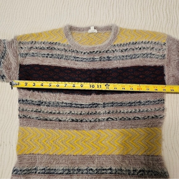 Hem & Thread Sweater Size Large - Picture 4 of 5